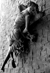angelo, muro, piedi, ali, statua, scultura, donna, parete, pietra, bianconero, gambe