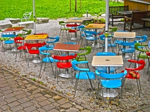 sedie, tavoli, rosso, multicolore, tavolini, prato, azzurro, colori, bar, panchine, verde