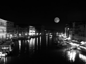 luna, canale, barche, venezia, bianconero, luci, notte, riflessi, palazzi, notturno, piena