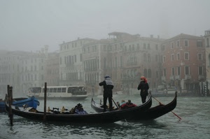 nebbia, venezia, acqua, gondolieri, gondole, mare, canale, case, gondola, vaporetto, palazzi, traghetto, remi, barca, rosso, due, foschia