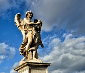 statua, angelo, ali, cielo, nuvole, azzurro, piedistallo, marmo, bianco, blu, roma, gambe