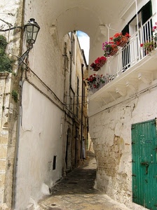vicolo, verde, lampione, vasi, fiori, porta, balcone, portone, borgo, arco, gerani, scorcio, case, cavi, bianco, porte, strada, rossi, rosso