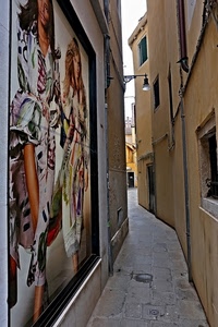 vicolo, lampione, finestre, vetrina, case, murales, stradina, donne, palazzi, stretto