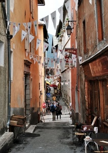 vicolo, bandierine, persone, strada, lampione, passanti, tavoli, tavolini, bandiere, croci, turisti, sedie