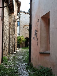 vicolo, finestra, lampione, pietre, case, selciato, verde, grondaia