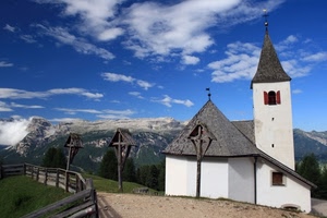 chiesa, nuvole, campanile, croci, cielo, staccionata, montagne, montagna, azzurro, legno, sentiero, verde, bianco, strada, erba, crocifissi