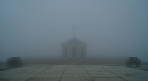 nebbia, croce, cannoni, monumento, piazza, sacrario, piazzale, grigio, ruote, chiesa