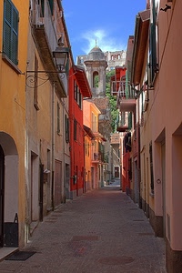 vicolo, campanile, case, porte, finestre, cielo, balconi, rosso, strada, lampione, azzurro, lampioni, rudere, giallo, tombini