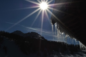 sole, tetto, controluce, montagne, ghiaccio, ghiaccioli, cielo, raggi, alberi, montagna, azzurro, stalattiti, neve, freddo, inverno, nuvole
