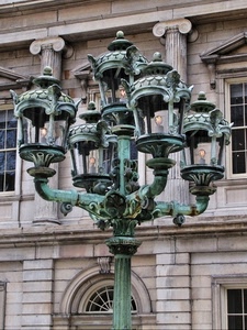 lampione, palazzo, finestre, lampadine, colonne, lampade, verde, luci, metallo, capitelli, braccia