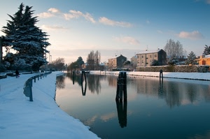 neve, fiume, acqua, alberi, case, riflessi, cielo, inverno, nuvole, pali, riflesso, bianco, freddo, canale