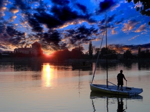 barca, nuvole, cielo, acqua, tramonto, sole, controluce, riflesso, mare, lago, pescatore, riflessi, azzurro, case, alberi, persona