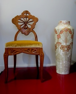 sedia, vaso, fiori, rosso, giallo, legno, bianco, marrone, moquette, imbottita, pavimento, intaglio, schienale, ombra, velluto