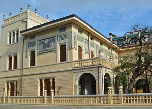 finestre, palazzo, cielo, albero, villa, porte, alberi, portico, vasi, archi, colonne, piante, balaustre, trifore, balaustra, porticato, arco, terrazze, terrazzi, casa, azzurro