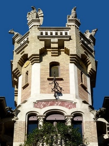 finestre, torre, cielo, aquile, azzurro, sculture, statue, verde, albero, animali, piante, balaustre, colonne, ali, trifora, uccelli