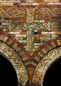 croce, archi, mattoni, bassorilievi, decori, marrone, nero, geometrie, disegni