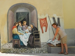 donne, murales, panni, sedia, donna, bucato, murale, porta, arco