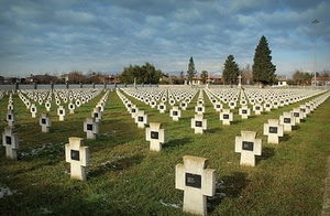 cimitero, croci, alberi, nuvole, erba, verde, cielo, bianco, prospettiva, prospettive, prato, file, case, targhe, lapidi, militare, campo