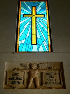croce, angelo, vetrata, giallo, azzurro, finestra, scritte, bassorilievo, chiesa