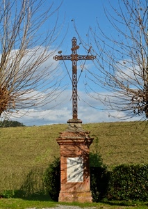 croce, rami, nuvole, alberi, ferro, metallo, cielo, prato, verde, lapide, piedistallo, monumento