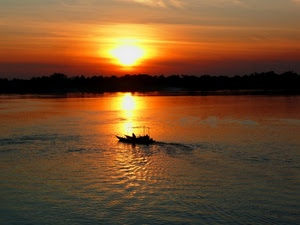 barca, tramonto, sole, cielo, mare, controluce, nuvole, riflessi, rosso, acqua, alberi, giallo, arancione, riflesso, onde, silhouette