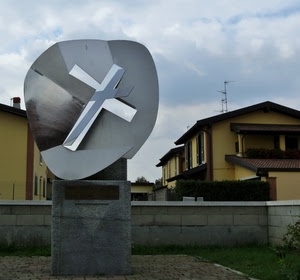 case, monumento, antenne, nuvole, croce, cielo, muretto, croci, finestre, erba, tetti, verde, comignolo