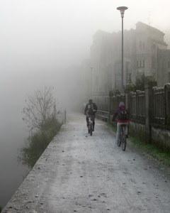 lampione, nebbia, biciclette, strada, ciclisti, due, bicicletta