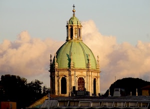nuvole, cielo, cupola, chiesa, alberi, verde, croce, finestre, pinnacoli, sfera, statue, tramonto, tetto, archi