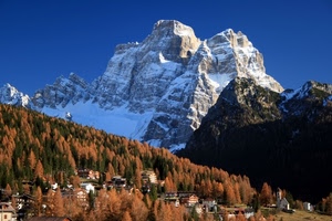 neve, montagne, alberi, case, cielo, bosco, montagna, panorama, bianco, autunno, rocce, paese, azzurro, borgo, blu, roccia, vette, chiesa, campanile