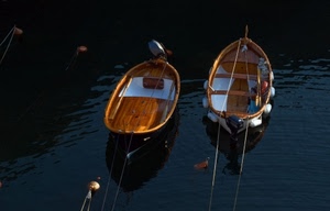 barche, acqua, legno, due, corde, motori, mare, cime, motore, parabordi, bianco, marrone, riflessi, boe, remi