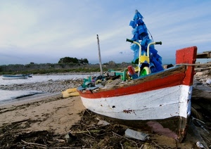 barca, spiaggia, rosso, bianco, acqua, sabbia, mare, verde, cielo, barche, legno, rifiuti, azzurro, giallo, blu, plastica, sassi