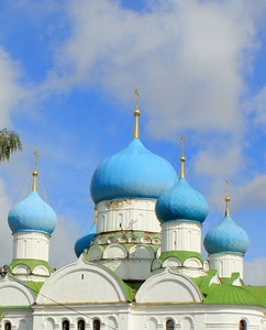 cupole, cielo, nuvole, azzurro, chiesa, oro, croci, verde, bianco, celeste, moschea, finestre