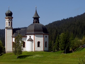 chiesa, campanile, alberi, cupola, prato, montagna, bianco, verde, cielo