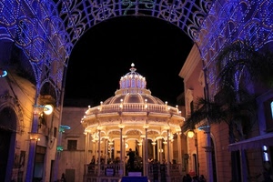 luci, luminarie, arco, cupola, notte, blu, notturno, festa, colonne, giostra