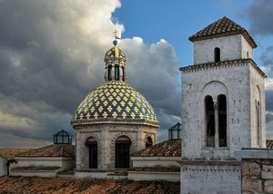 cupola, nuvole, campanile, cielo, tetti, finestre, tetto, croce, archi, chiesa