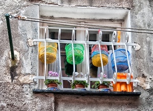 finestra, ringhiera, colori, cestini, fiori, vasi, mollette, verde, giallo, fili, balcone, azzurro, corde, arancione