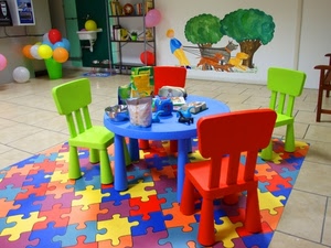 sedie, tavolo, rosso, puzzle, verde, disegno, palloni, palloncini, azzurro, colori, blu, asilo, tavolino