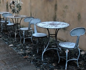 sedie, tavolini, ferro, tavoli, muro, strada, fiori, metallo, scritte, bistro