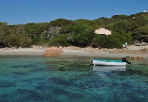 mare, acqua, barca, spiaggia, casa, alberi, verde, cielo, sabbia, piante, scogli, motore, trasparenza, azzurro, riflesso, trasparenze, blu