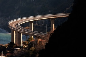 strada, curva, piloni, viadotto, mare, acqua, fiume, montagna, pilastri, alberi, cavalcavia