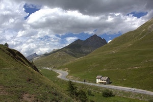 strada, nuvole, montagna, montagne, casa, verde, paesaggio, curve, prati