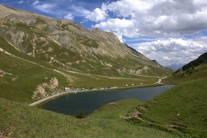 nuvole, lago, montagne, cielo, verde, panorama, acqua, montagna, prati, strada, paesaggio