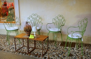 sedie, tavolino, verde, cuscini, quattro, lume, ferro, tavolo, vetrina, lampada, vaso, pianta