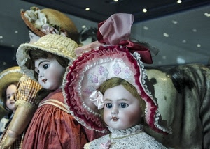 bambole, cappelli, occhi, giocattoli, porcellana, vestiti, fiocco, capelli, nastri, bambola, pizzi, abiti, giochi, viso, cappello, fiocchi, luci