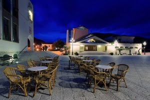 sedie, piazza, tavoli, chiesa, gradini, blu, notte, scale, lampioni