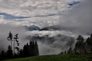 nuvole, alberi, staccionata, cielo, montagna, nebbia, montagne, prato, verde, maltempo, steccato, bosco, bianco