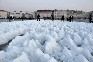neve, piazza, inverno, persone, bianco, gente, chiesa, palazzi, acqua