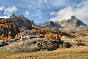 montagna, nuvole, alberi, montagne, bosco, rocce, case, baita, baite, paesaggio, roccia, cielo, autunno