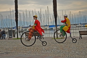 barche, biciclette, due, ruote, porto, alberi, mare, panchine, giallo, rosso, cielo, clown, lungomare, acqua, nuvole, verde, pagliacci, maschere