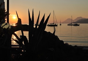 barche, mare, tramonto, sole, controluce, acqua, agave, piante
